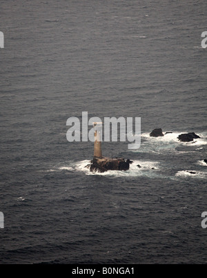 Vista aerea da isole Scilly elicottero Longships lighthouse Terre Land s End Cornwall Inghilterra Gran Bretagna breaking wave rock Foto Stock