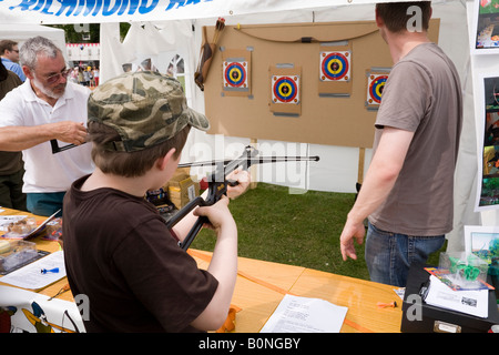 Campo di tiro con l'arco tenda in stallo con ragazzo per bambini centine trasversali, a Richmond Upon Thames Fiera di Maggio, 2008 Foto Stock