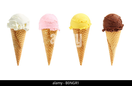 Un assortimento di gelati in cono di zucchero isolato su sfondo bianco Foto Stock