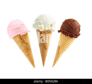 Un assortimento di gelati in cono di zucchero isolato su sfondo bianco Foto Stock