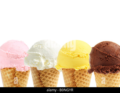 Un assortimento di gelati in cono di zucchero su sfondo bianco Foto Stock