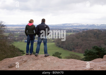 Giovane visualizza la pianura del Cheshire da Alderley Edge. Cheshire Regno Unito. Foto Stock