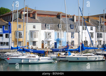 Case colorate sul Quayside, Weymouth Harbour, Weymouth Dorset, England, Regno Unito Foto Stock