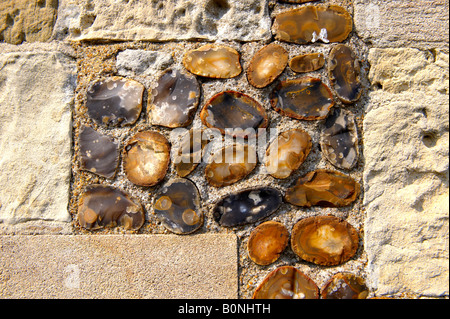 Close up di un tradizionale Suffolk pietra focaia riempire tra blocchi di calcare Foto Stock