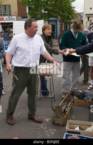 Recessione 2000s Regno Unito. Tiratore d'asta economico all'asta settimanale all'aperto nel parcheggio. Boston Lincolnshire East Angelia 2008 HOMER SYKES Foto Stock