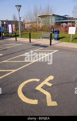 Spazio parcheggio per disabili driver, a servizi di Stafford M6 (direzione sud) stazione di servizio autostradale. Foto Stock