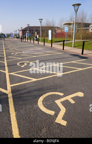 Spazi di parcheggio per disabili driver, a servizi di Stafford M6 (direzione sud) stazione di servizio autostradale. Foto Stock