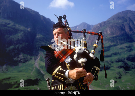 Suonatore di cornamusa scozzese Alexander McPhee in Glen Coe Foto Stock