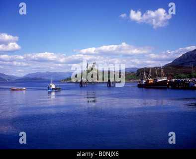 Skye - Vista sul Castello di calotta a Kyleakin affacciato sul Kyle Akin stretto Foto Stock