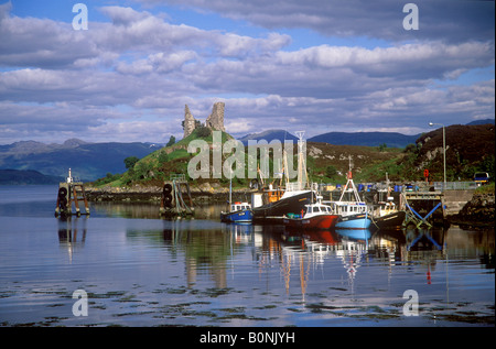 Skye - barche da pesca e il castello di calotta a Kyleaken sullo stretto canale di Kyle Akin Foto Stock