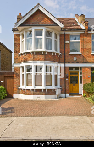 Un tipico 3 letto semi vittoriano unifamiliari/Edwardian House in suburbia con un lastricato drive. Foto Stock