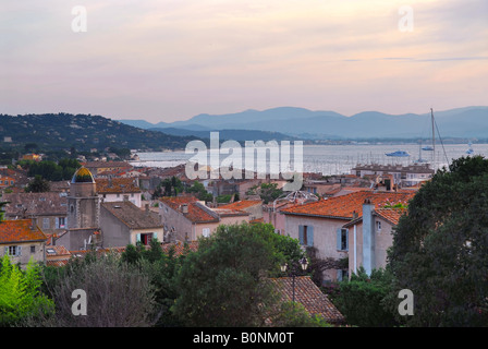 Vista su St Tropez in Costa Azzurra al tramonto Foto Stock