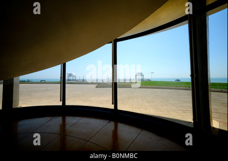 Una vista guardando verso il mare dal De La Warr Pavilion a Bexhill, East Sussex. Foto da Jim Holden. Foto Stock