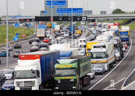 Veicoli pesanti camion nella congestione del traffico su autostrada M25, London Regno Unito Foto Stock