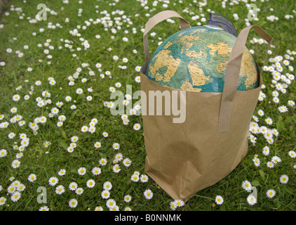 Borsa di trasporto con globo mondo interno Foto Stock