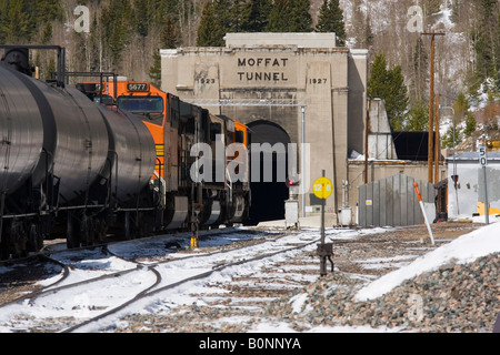 BNSF treno merci rotoli attraverso il Rollins passano nelle montagne rocciose con il robusto Snow capped Colorado Continental Div Foto Stock