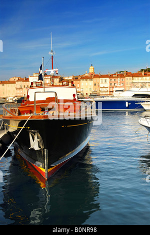 Barche di lusso ancorata a St Tropez in Costa Azzurra Foto Stock