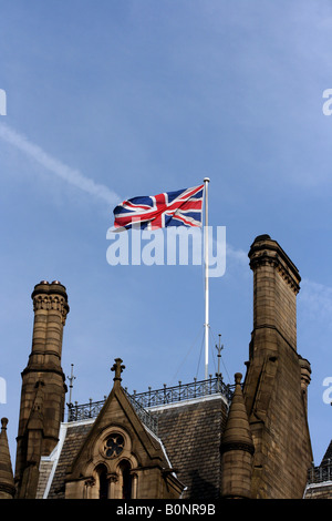 "Union Jack Flag volare al di sopra di un edificio in stile vittoriano nel Regno Unito " Foto Stock