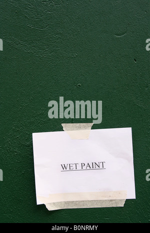 'Bagnato segno di vernice su un verde bottiglia parete dipinta' Foto Stock