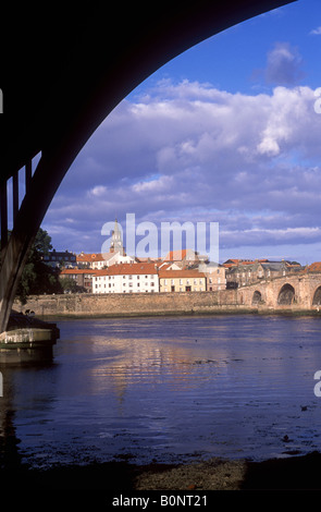 Berwick-upon-Tweed - Vista di Berwick Bridge da sotto il Royal Tweed Bridge Foto Stock