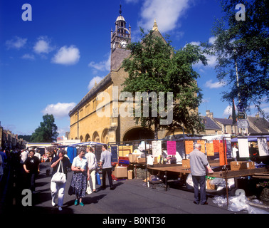 Moreton-in-Marsh - Scena del mercato dal XVI secolo torre coprifuoco nella strada alta. Foto Stock