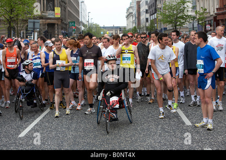 Concorrenti sulla linea di partenza compresi gli atleti in sedia a rotelle a prepararsi per la maratona di Belfast 2008 Belfast City Centre Foto Stock