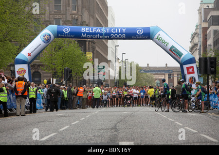 La linea di partenza e concorrenti a Belfast marathon 2008 Belfast City Centre Irlanda del Nord Foto Stock