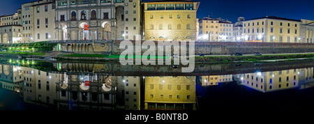 Galleria degli Uffizi si riflette sul fiume Arno Firenze Firenze Italia ad alta risoluzione Foto Stock