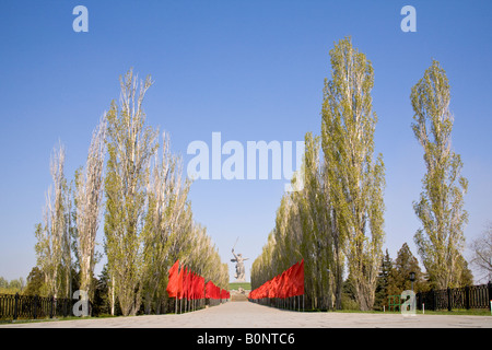 Patria chiamando statua sul vertice di Mamayev Kurgan, marcatura Armata Rossa morti dall assedio di Stalingrado, Volgograd, Russia Foto Stock