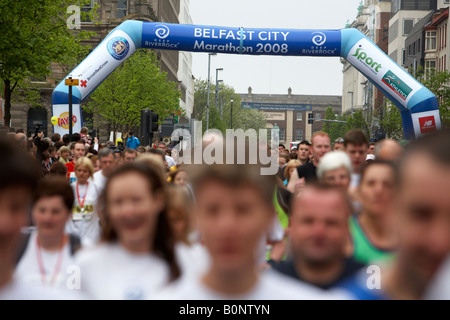 I concorrenti avviare il belfast marathon 2008 Belfast City Centre Irlanda del Nord Foto Stock