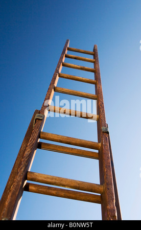 Un due pezzi vintage scaletta di legno con un cielo blu sullo sfondo Foto Stock