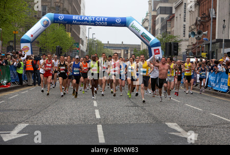 I concorrenti gara fuori dalla linea di partenza a Belfast marathon 2008 Belfast City Centre Irlanda del Nord Foto Stock