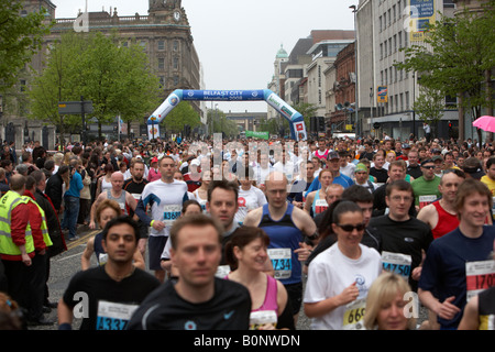 I concorrenti avviare il belfast marathon 2008 Belfast City Centre Irlanda del Nord Foto Stock