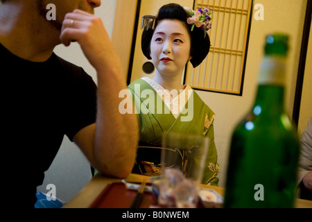 Geisha maiko in casa da tè con il client, Kyoto, Giappone. Foto Stock