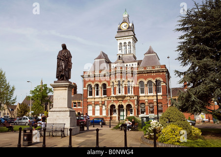 Regno Unito Inghilterra Lincolnshire Grantham St Peters Hill Town Hall e Isaac Newton statua Foto Stock