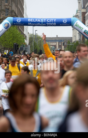 I concorrenti avviare il belfast marathon 2008 Belfast City Centre Irlanda del Nord Foto Stock