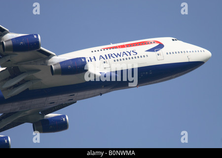 British Airways Boeing 747 747-400 jumbo jet uscire battenti il decollo dall'aeroporto di Londra Heathrow Foto Stock