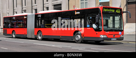 Londra bendy bus a Trafalgar Square serve route 453 a Deptford Bridge non mostra alcuna pubblicità Foto Stock