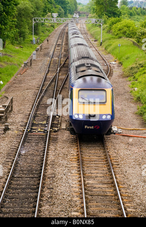 Un primo grande Western Inter City treno passa punti a Bathampton pattini UK en route a Londra Paddington Foto Stock