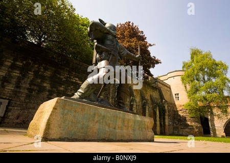 La statua di Robin Hood al di fuori del castello di Nottingham, Nottinghamshire, Inghilterra Foto Stock