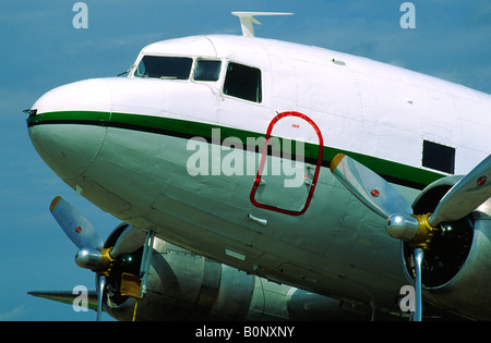 Douglas DC 3 Dakota elica cockpit di aeromobili e motori Foto Stock