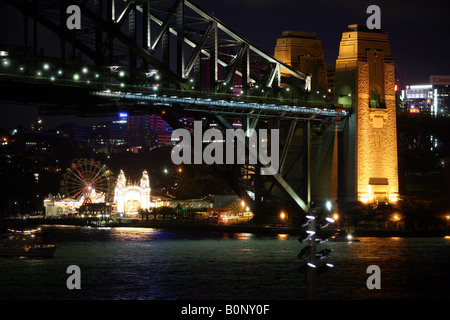 Il Luna Park parco divertimenti di notte dietro il ponte del Porto di Sydney Sydney New South Wales AUSTRALIA Foto Stock