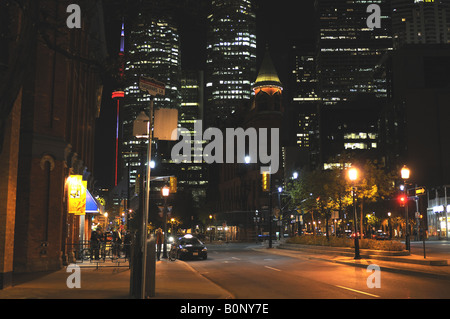 Front Street a Farquar's Lane, guardando ad est verso il Flat Iron Building, il Mercato di San Lorenzo, Toronto, Ontario, Canada Foto Stock