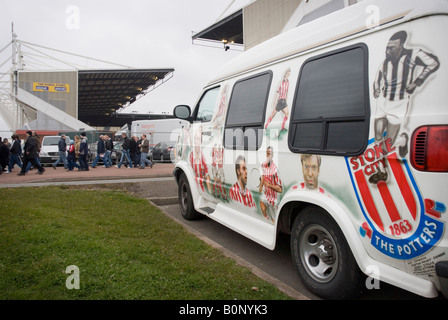 Stoke City 2 Bristol City 1 19 Aprile 2008 Un supporters club van dipinta con immagini del passato Stoke City i giocatori Foto Stock