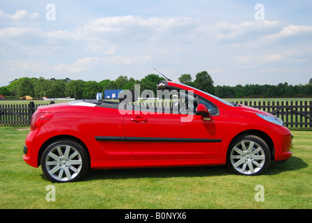 Peugeot 207CC 2008, modello di autovettura convertibile, Protezioni Polo Ground, Windsor Great Park, Surrey, England, Regno Unito Foto Stock