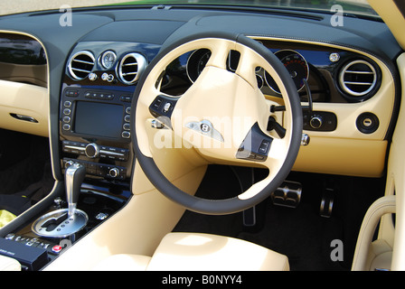 Cruscotto e volante Bentley Azure, Cliveden, Buckinghamshire, Inghilterra, Regno Unito Foto Stock