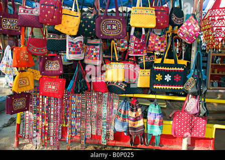 Bancarelle visualizzazione ladies borse, portafogli, Hampi, Karnataka, India Foto Stock