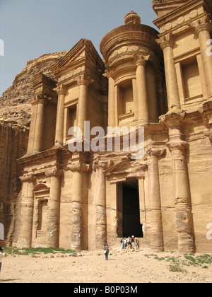 La facciata ornata di El Deir, il Monastero , dichiarati Patrimonio mondiale dell umanità dall UNESCO, Petra, Giordania, Medio Oriente Foto Stock