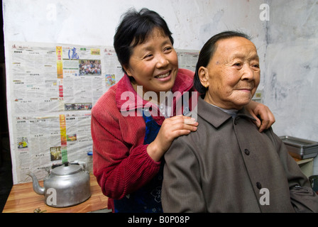 Madre e figlia nella cucina del ristorante a conduzione familiare e, Zhujijian Village, Arcipelago Zhoushan, nella provincia di Zhejiang, Cina Foto Stock