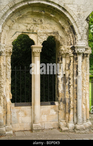 Le mura medievali di York, che mostra gli effetti di erosione di resistenza agli agenti atmosferici e la pioggia acida su roccia calcarea. La nuova colonna di centro sottolinea questo aspetto. Foto Stock